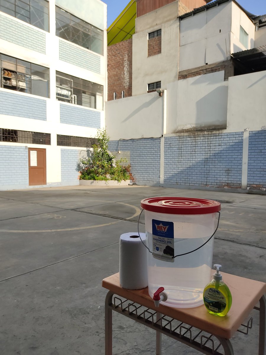 drelm_lima's tweet photo. La IE Micaela Bastidas de #Breña abre sus puertas, con todos los protocolos de bioseguridad, para recibir a 44 estudiantes de secundaria en actividades semipresenciales que se realizarán 2 días a la semana. https://t.co/DBAsGf4phj