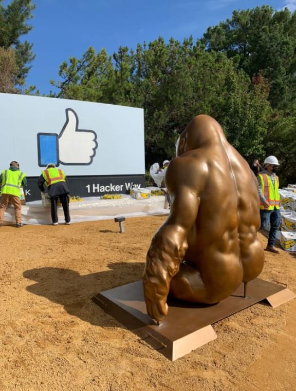 Dear Mark, you are getting attacked from any corner of the web... 
A gigantic gorilla that was shot dead at the Cincinnati Zoo, was installed on Tuesday in front of Facebook's headquarters.

#facebook #markzuckemberg

Read more: cnn.it/3bh1e4Y