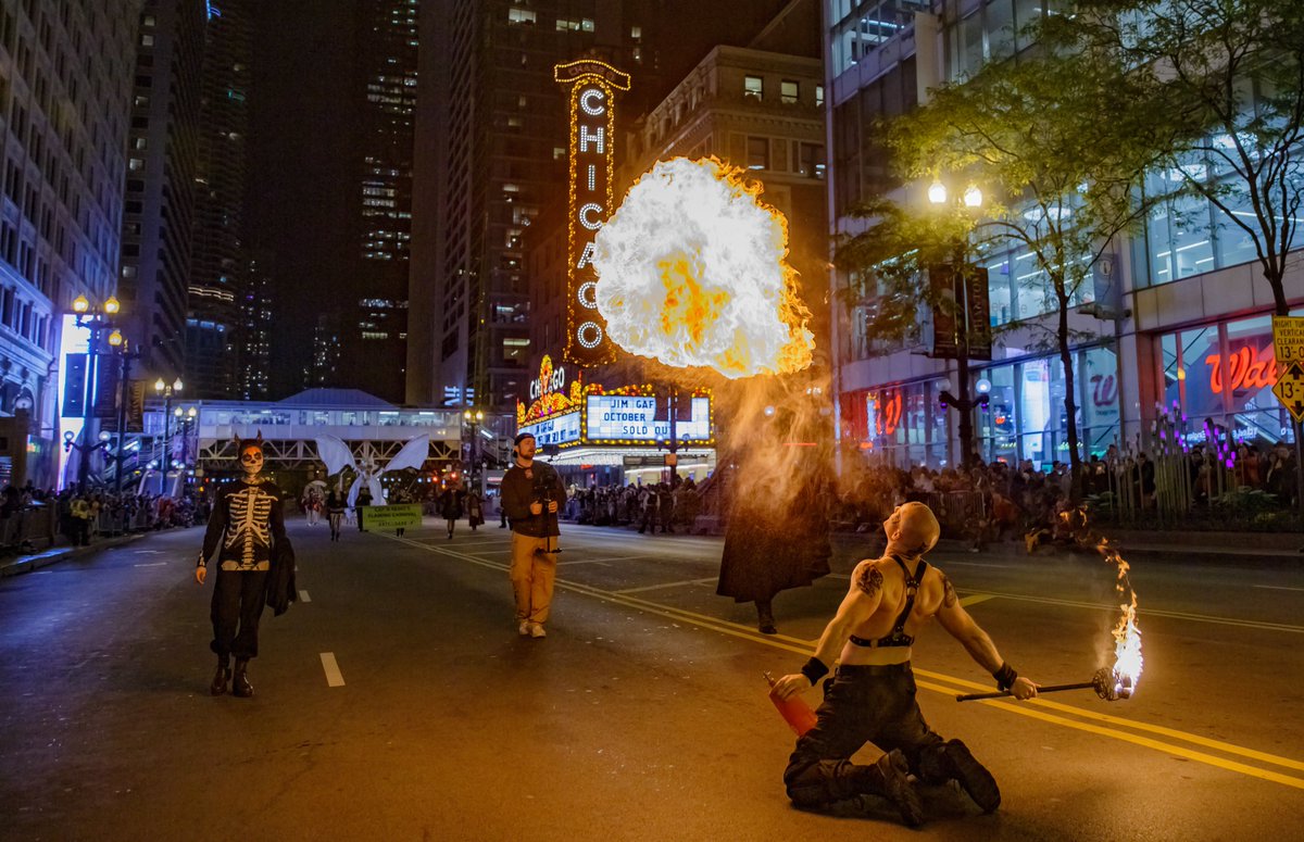 ChooseChicago's tweet photo. Make sure the Arts in the Dark Parade is in your Halloween plans! Now in its 7th year, this dazzling can't-miss event is a magical evening parade down State Street.

Details: https://t.co/fvFeYcI3TC

#ChicagoCreativeSpirit #CaptureChicagoExcitement https://t.co/CtduFsl8UU