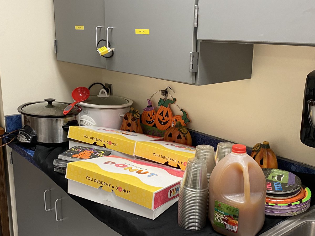 smfalcons's tweet photo. Once again our PTO and Sullivan families have spoiled us with apple fritters and warm cider! Thank you so much for all you do for our staff/faculty! #SullivanPTO #OurPTOIsBetterThanYours #OneTeamOneMissionOneRockHill #SullivanMiddleSchool @RockHillSchools https://t.co/HGLyzCCrCR