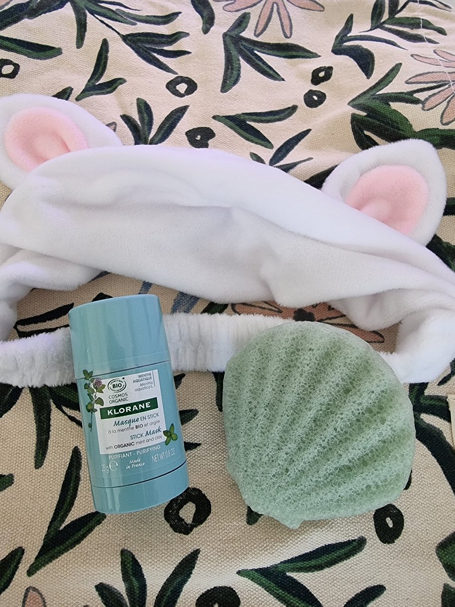 cerisemelba's tweet photo. Petite découverte du jour, un masque visage en version solide Bio très pratique à utiliser. Le truc super c'est que comme ça on ne se salit pas les mains et on ne gâche rien ! Et en plus il a un parfum frais de menthe 😌
#KloraneZeroDechet #CosmetiqueSolideKlorane merci @sampleo https://t.co/DBVfOXQXfs