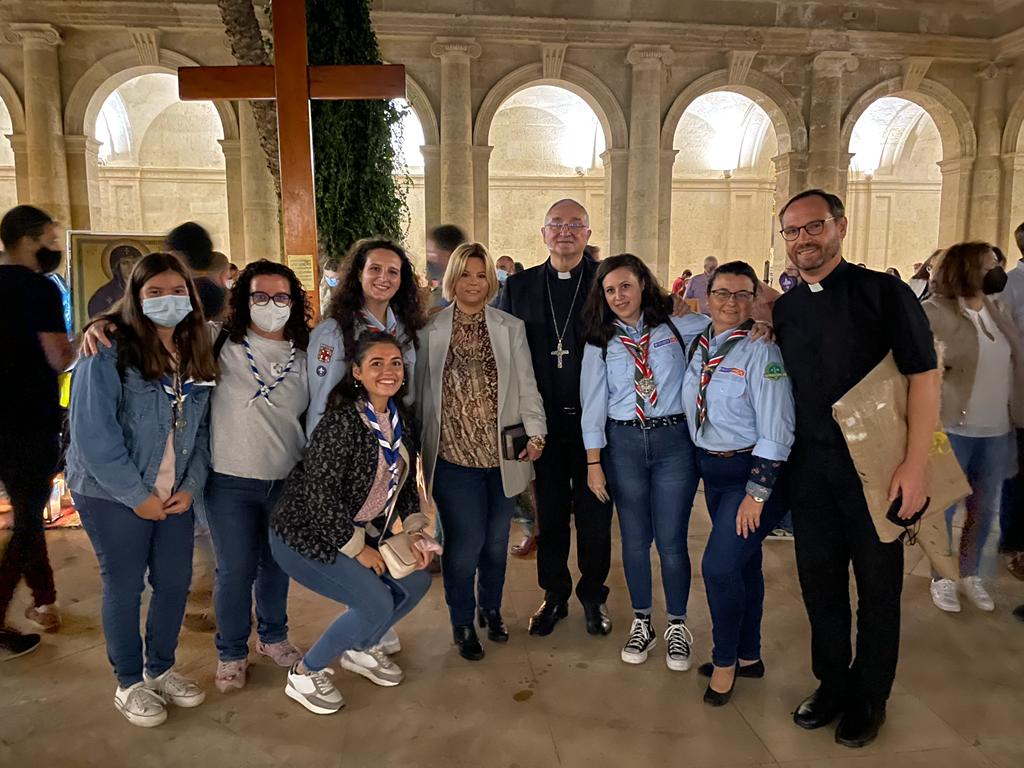 Una representación de Mónsolis y <a href="/GSIluvatar/">Grupo Scout Ilúvatar</a> estuvimos ayer recibiendo la cruz de la JMJ, encuentro de jóvenes en el que se dio el relevo a Jerez.

Como dijo nuestro Obispo Antonio: "los jóvenes no sois el futuro de la iglesia sino el presente".

🔜Lisboa2022

#JMJ #ScoutsMSC