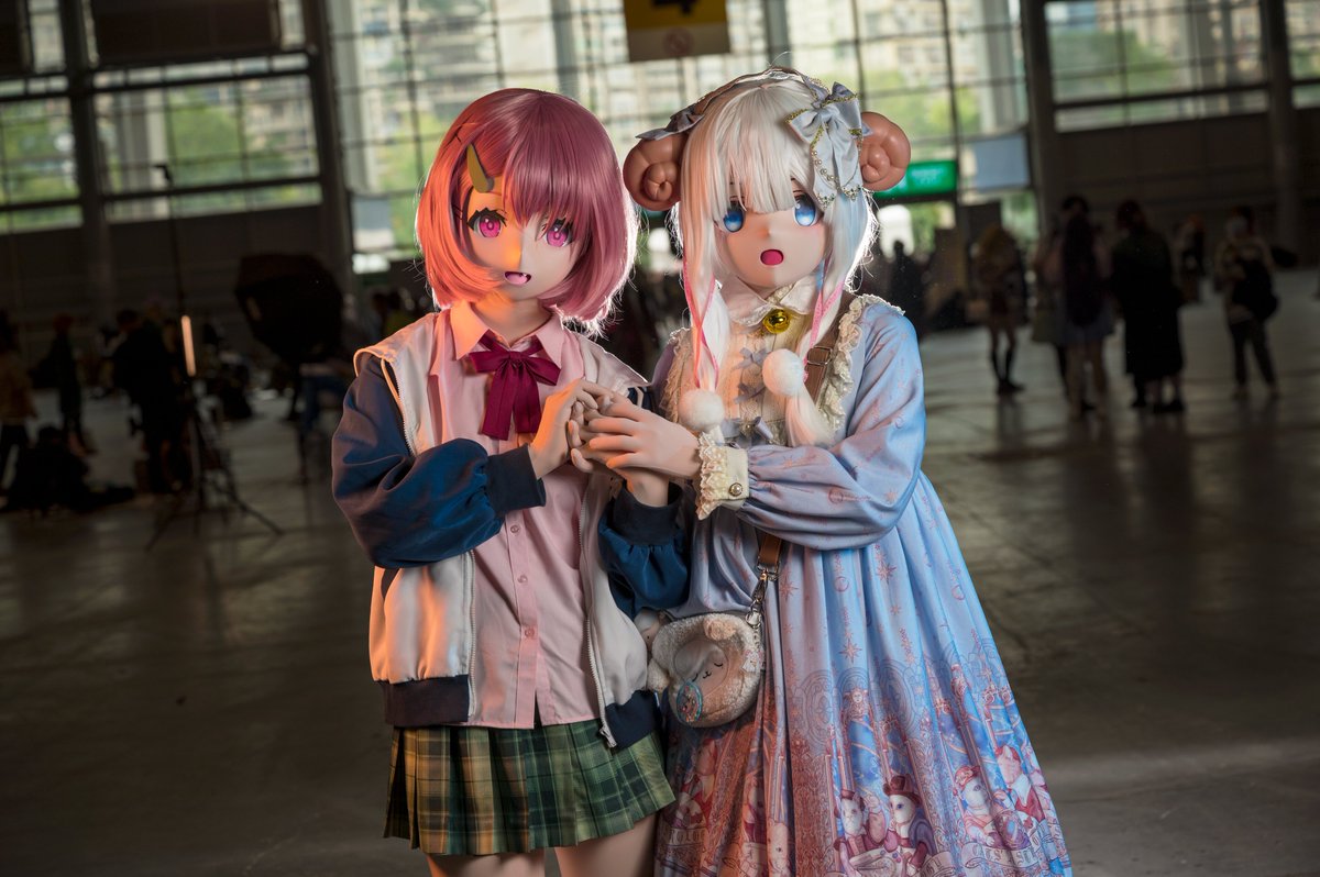 leafmoe's tweet photo. 跟老婆逛展❤️
咩阿里 @kagura_liai
📷@YanJie02
#kigurumi #着ぐるみ #saku_sasaki #笹木咲 #笹らいぶ #咩栗 #Comiday25 https://t.co/MLtBsmmIWN