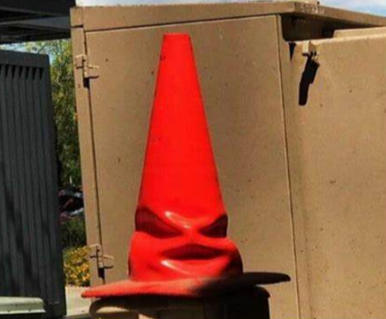 Itsadmok's tweet photo. El sombrero seleccionador de obras. https://t.co/0hx8tWvOW5