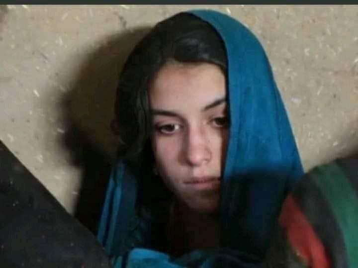 WazhmaAyoubi's tweet photo. This young girl was sold to a man for 50 thousand Afghanis by her father due to extreme poverty.Her father stated that the guy has paid 25k advance and the rest 25k will be paid once he takes the daughter away.Yallah what’s happening to my people💔#AfghanistanCrisis #UNwomen https://t.co/njH8jQXX9A