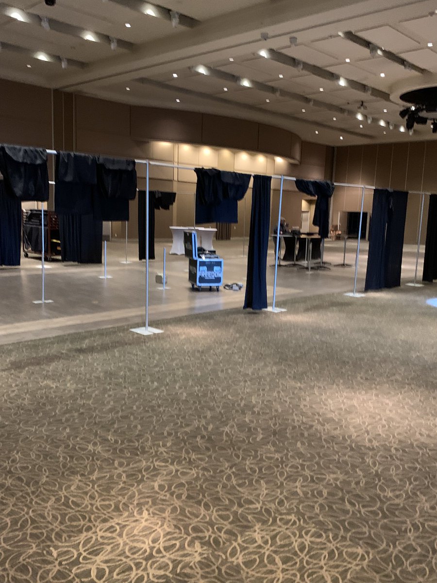 boneyardbanter's tweet photo. Happy to be back doing what we love. #tradeshows #loadin #piepanddrape #bes #eventlife #getsomeORANGE https://t.co/dLoJA85cEu