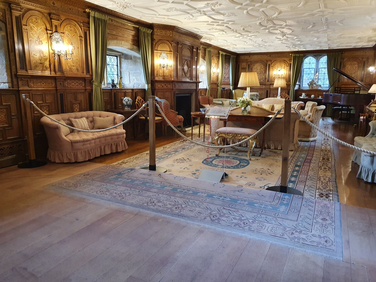 displayers's tweet photo. A recent installation at HEVER Castle. Our rustic posts with hemp rope. Our oak is supplied only from sustainable sources. #queue #barriers #oak #Sustainability https://t.co/ybbMpeFSNy