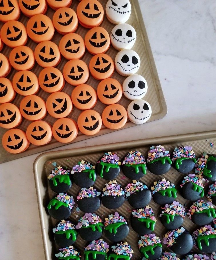 ⠀

“แพนซี่ หายไปไหนมา แล้ว, นั่นอะไร” แครบบ์เงยหน้าขึ้นมาก็พบกับเพื่อนของเขาพอดี หญิงสาวมาถึงห้องโถงพร้อมกับถาดขนมกองใหญ่

“ขนม เห็นเป็นรองเท้ารึไง” เธอเดินโฉบไปทางโต๊ะที่ถูกตั้งขึ้นสำหรับวางขนมที่ทำร่วมกับบ้านอื่น 
⠀