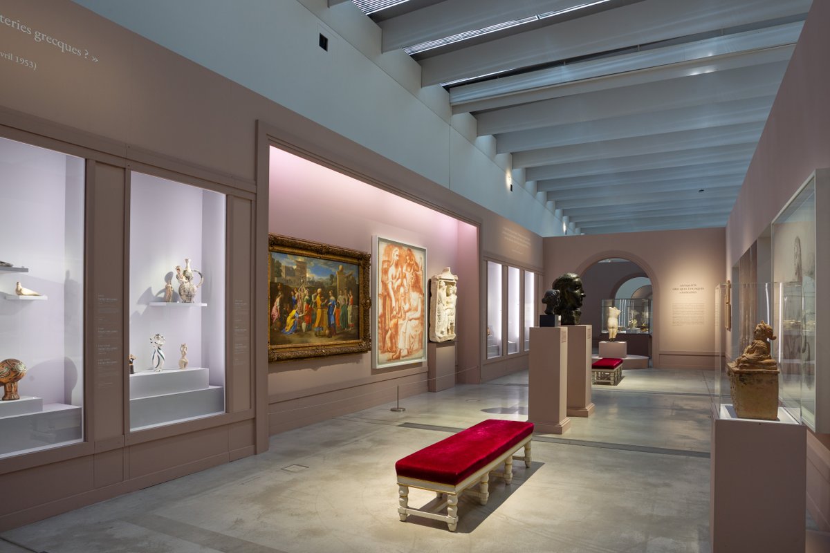 MuseeLouvreLens's tweet photo. Les 6 banquettes dites "Versailles" présentées dans #LesLouvredePicasso étaient auparavant au @MuseeLouvre : #Picasso a très bien pu s'y installer au cours de ses visites. Restaurées spécialement pour cette expo, elles seront ensuite patrimonialisées.
📷©️ Laurent Lamacz, 2021 https://t.co/5si8yIcwrQ