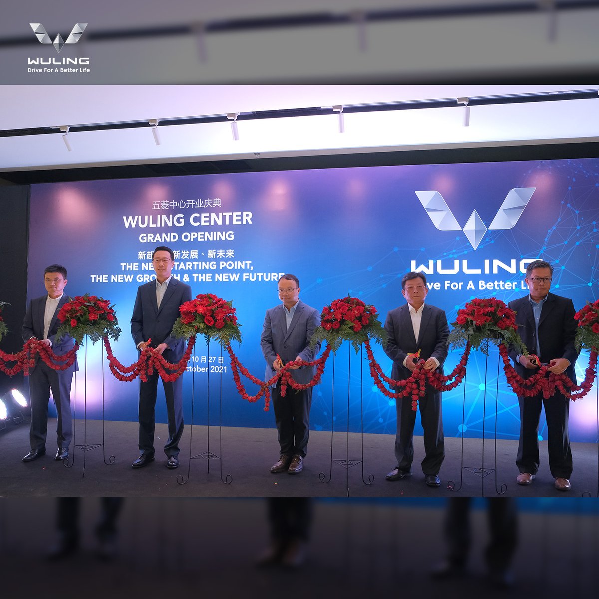 WulingMotorsID's tweet photo. Acara peresmian Flagship Wuling Center dibuka oleh Shi Guoyong selaku Presiden Direktur #WulingMotors yang kemudian dilanjutkan dengan prosesi pemotongan pita bersama jajaran manajemen Wuling. (3)

#DriveForABetterLife #WulingCenter #GrandOpening #WulingGSEV #GSEV https://t.co/8c7DRmRRBs