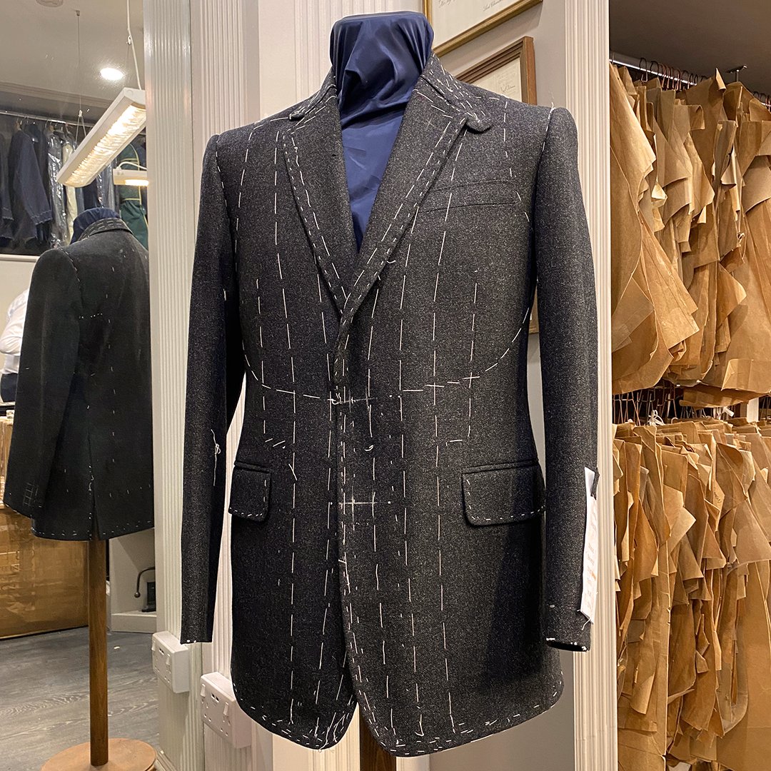 meyer_mortimer's tweet photo. A storm collar bespoke jacket; made using @harrisons1863 Porter & Harding 18oz #Thornproof cloth.
For more information about us and our #tailoring, please visit our website
https://t.co/28TQt3kgan
#savilerow #bespoke https://t.co/yCJPSP1b4i