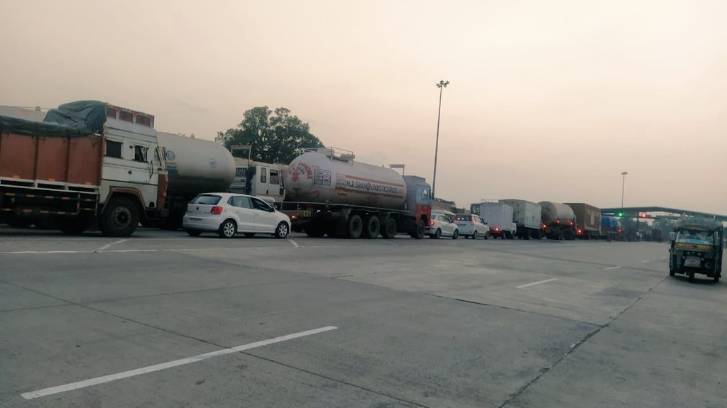 AdVyas87's tweet photo. Toll fee fr 70 km  Rtrn journey is Rs 225 i.e 1.60 rs/km. Ppl travelling less than 70 km still have to pay the same amount. With fast tag rule it's 300 rs single side for isolated traveller yet there is rgrl long Que's at NH47 Bathwada Toll plaza. @nitin_gadkari  @NHAI_Official https://t.co/rkXkIjzp8T