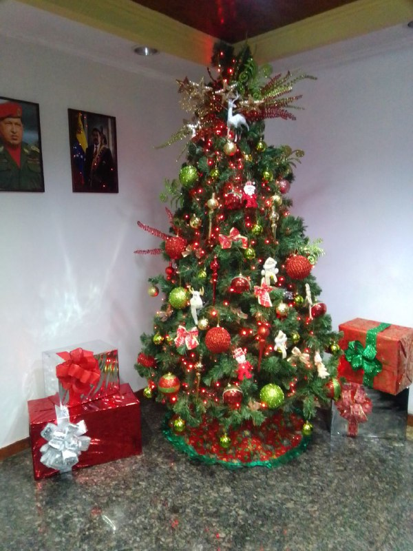 La Navidad se hace presente en <a href="/vicelaborales/">VICEMINISTERIO DRL</a>, juntos de la mano de la clase obrera iremos avanzando hacia la prosperidad económica, para vivir a plenitud y en familia las bondades de esta hermosa tierra, por eso #VenezuelaSeVacuna
<a href="/NicolasMaduro/">Nicolás Maduro</a>
 @min_joserivero