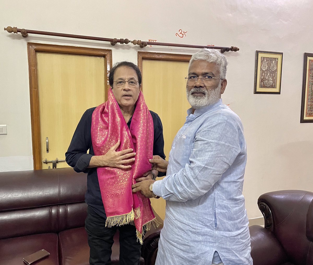 swatantrabjp's tweet photo. विश्व के सर्वाधिक लोकप्रिय धारावाहिक ‘रामायण’ में प्रभु श्रीराम का अभूतपूर्व अभिनय कर जन-जन के हृदय में अपनी अप्रतिम छवि बनाने वाले उत्कृष्ट अभिनेता श्री @arungovil12 जी से शिष्टाचार भेंट हुई। https://t.co/4uT0HhdRt6