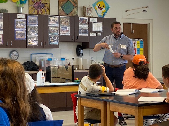 RivieraUtil's tweet photo. Our Water Chief Engineer, Tony, visited Mrs. Jackson’s class at Fairhope East Elementary this week. He did a demonstration about ground water pollution and talked with the kids about sources of drinking water in Baldwin County. #rucommunity https://t.co/KFIRZgtfrb
