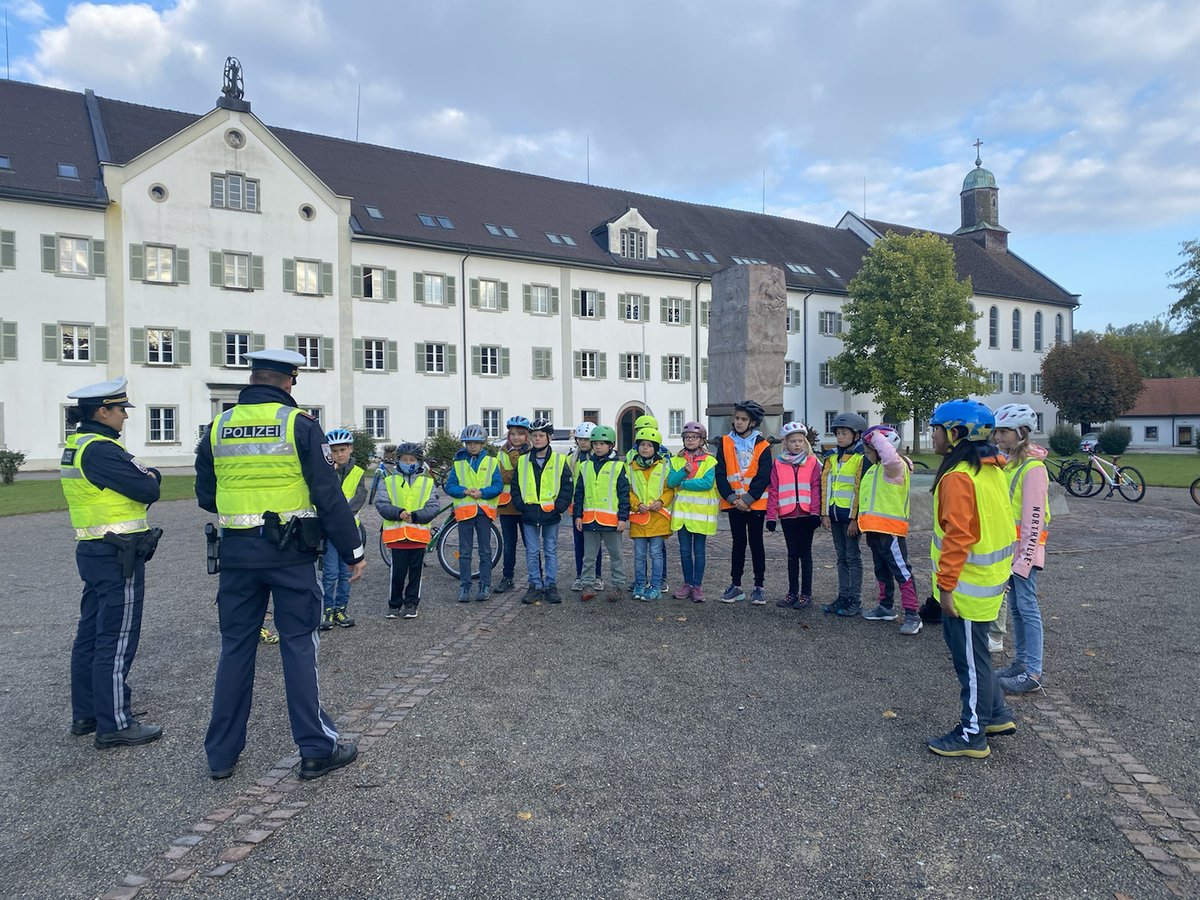 CollegBernardi's tweet photo. Praktische Fahrradprüfung „polizeilich“ abgenommen und mit Bravour bestanden: Besonderer &amp; aufregender Tag für die 4. Klassen unserer Volksschule. Gratulation an alle &amp; seid immer vorsichtig unterwegs! Allen noch schöne Herbstferien! #collegiumbernardi #mehrerau #wirsindmehrerau https://t.co/Z6TanJnQRZ