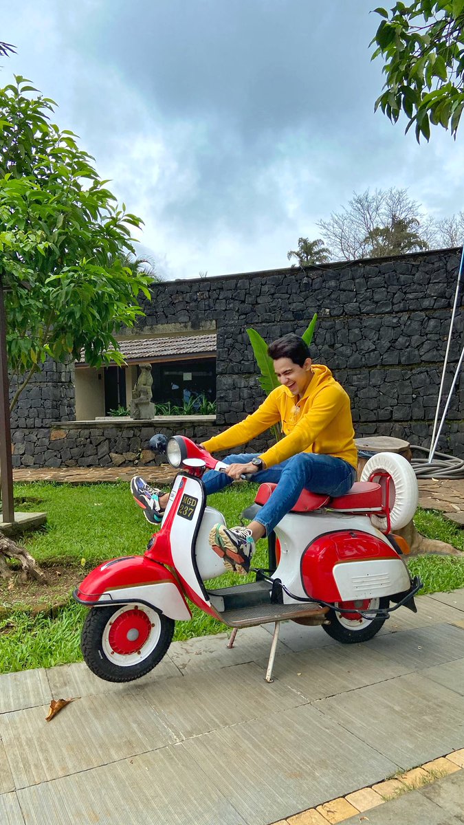 therohitchandel's tweet photo. Jab bhi aisi scooter mile, nikal ke bhaag lo !!
.
.
.
.
.
.
.
.
.
#instagood #instadaily #love #yellow #love #actorslife #scooter #Mumbai #resort #lifestyle #travel #blue #goodtimes https://t.co/qSzaKuqCgy