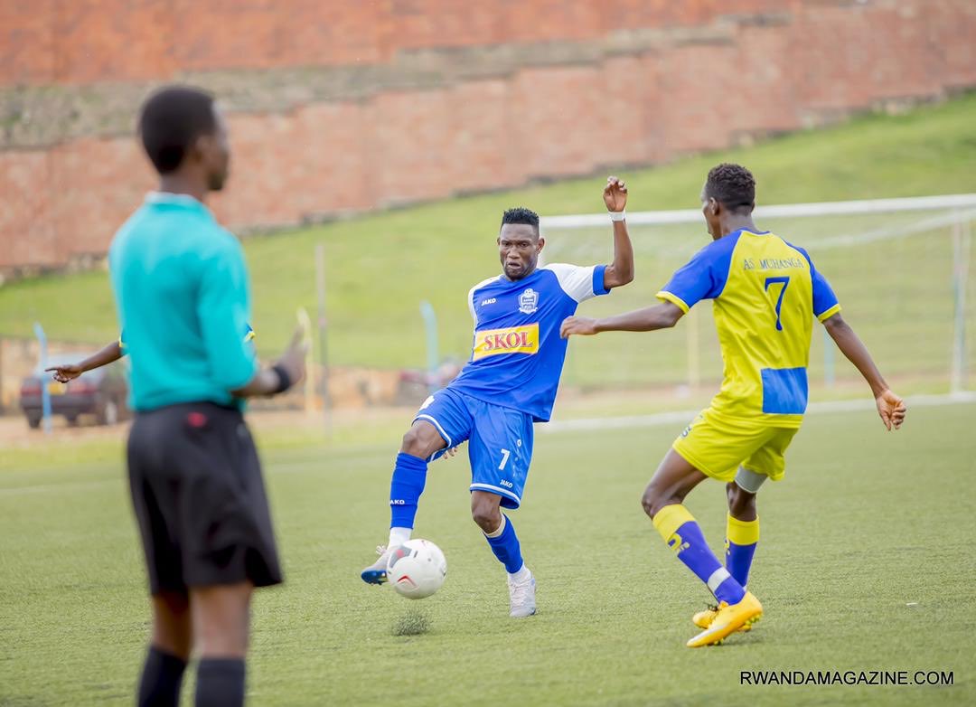 ATabligbo's tweet photo. Écho des Chameaux

Notre attaquant vedette, Godwin Azanyitaga qui fût le meilleur buteur de l'équipe la saison dernière avec 5 réalisations en 10 matchs, séjourne actuellement à Kigali (Rwanda) où il passe des tests avec Rayons Sports de Rwanda.
Bon vent à lui ### https://t.co/4PizgWHh8z