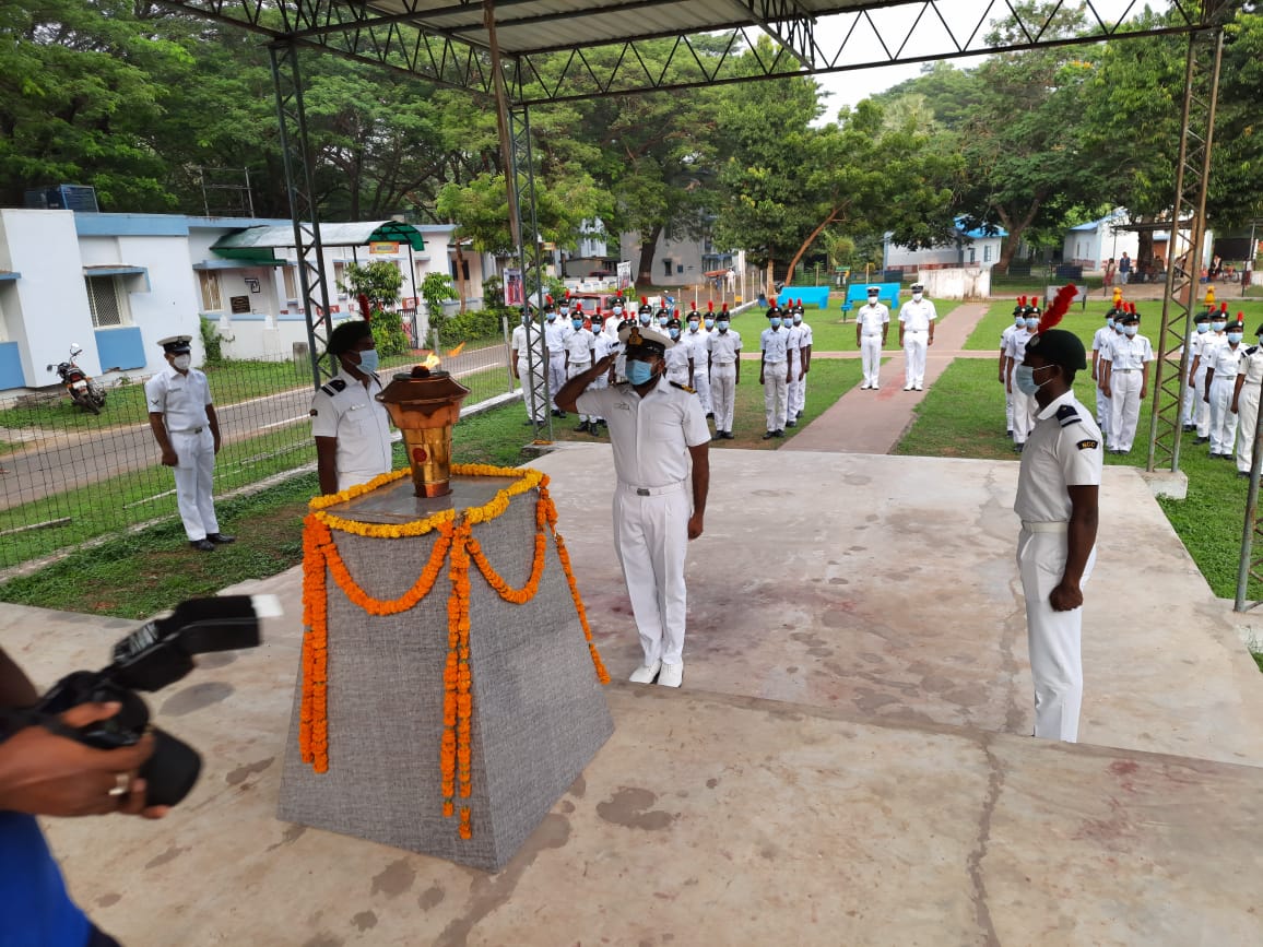 SmileyTanbi's tweet photo. CO 4 Naval Unit NCC along with 45 cadets under the aggies of Sambalpur Group Headquarters of Odisha NCC DTE paid homage to # SwarnimVijayVarsh Mashaal at INS Chilka
@HQ_DG_NCC
@kalinga_sagar
@hirakudwarrior https://t.co/5yG6lhim7a