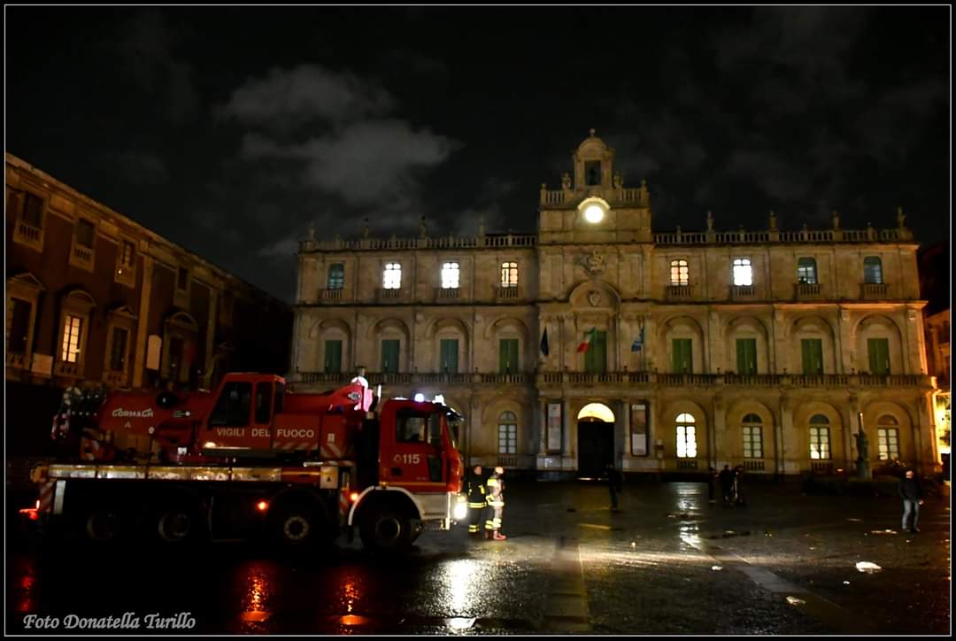 DonatellaTurill's tweet photo. Questi sono solo i parziali danni dopo il defluire verso il mare dell'acqua piovana.
Le foto non rendono la sensazione di profonda tristezza. Questo è il cuore della mia città. #hurricane
#rialzaticatania
#fotocredit
#donatellaturillo https://t.co/QL0ejqJT1A