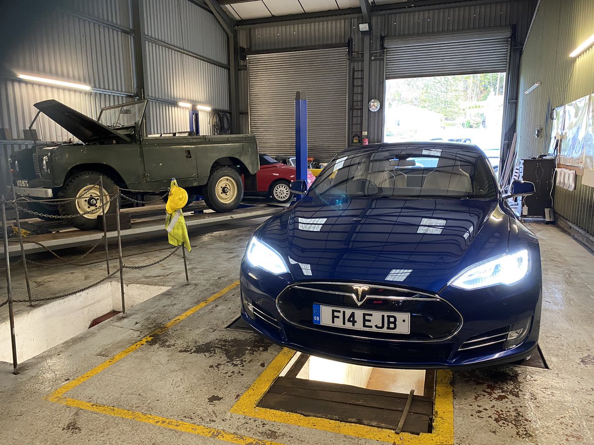 auto_gray's tweet photo. Old school and new school in one photo

#teslamodels #landroverseries2a #alfaromeospider #mgmidget #kingussie #graysautoservices https://t.co/iLrgY203rS