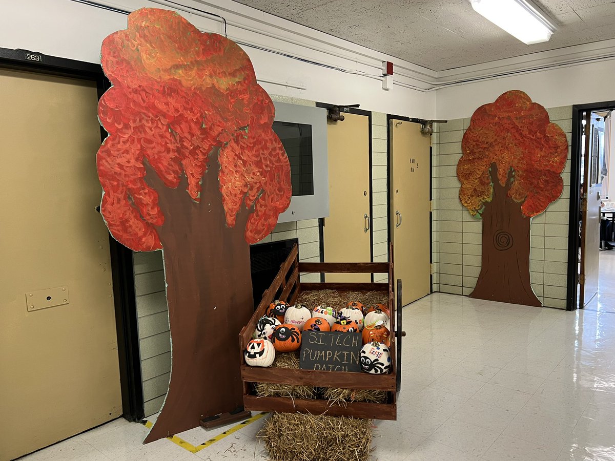 Erlenwein's tweet image. #Teamwork makes the #STEAMwork! What happens when our @SITech_SO &amp;amp; students, Mr. Ferrigno (Physics Tchr &amp;amp; Stage Manager), Mr. @thomas_terrusa (COSA &amp;amp; English Tchr) &amp;amp; Ms. Brown (Perf Arts Tchr &amp;amp; Activities Coord) work together? The @SITech_HS Pumpkin Patch of course. @SIBOD31