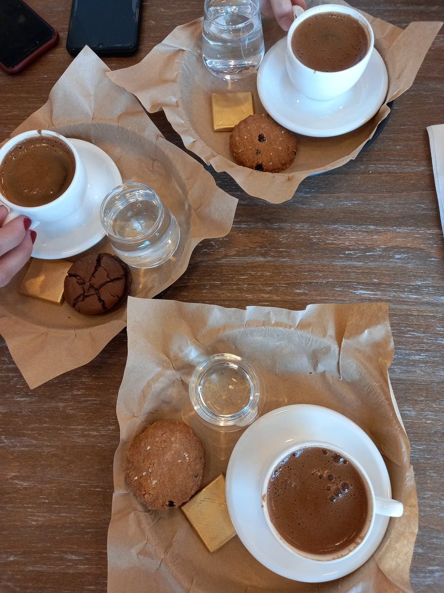 sinembozdan's tweet photo. 1 öğün kahve..
Kahve konseyi yapiyoruz.
#coffeeholic 
#carsamba 
#oglemolasi https://t.co/edmcENbToK