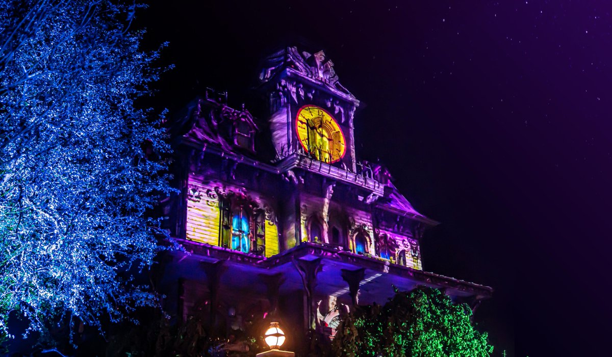 DLPNews's tweet photo. Comment donne-t-on vie à la Soirée Halloween Disney, LA soirée la plus envoutante de l’année ? Nous avons posé la question à Julien Baptist, directeur artistique, et Thierry, concepteur de cette soirée incontournable 👉 https://t.co/mXRFl8rFVg #DisneylandParis https://t.co/xQCXNsSXH7