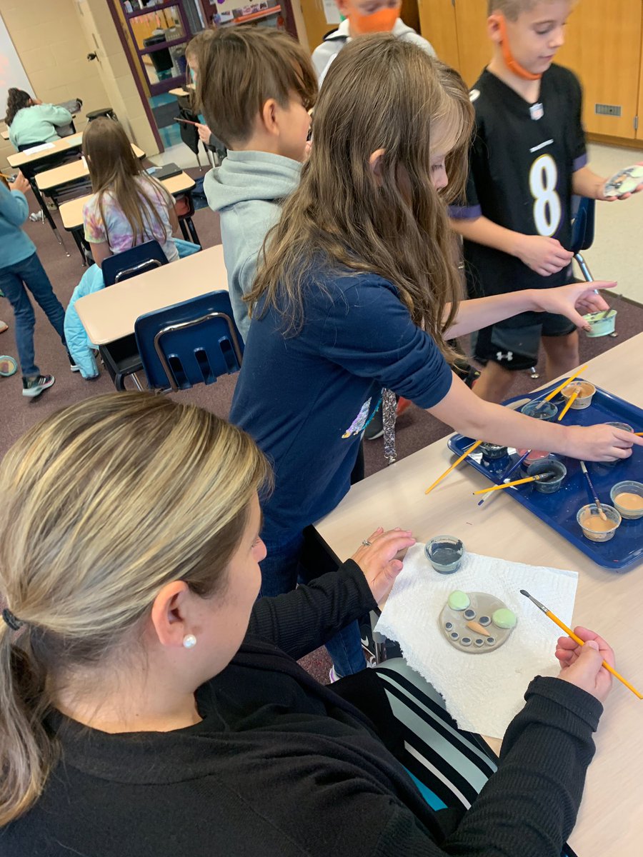 kinsner4thgrade's tweet photo. 4th Grade Rocks… Joining my students in art class with @MrsMelMoon! So much fun to be a student again! #KidsofKinsner #WeAreStrongsville https://t.co/yBYWLGal5g