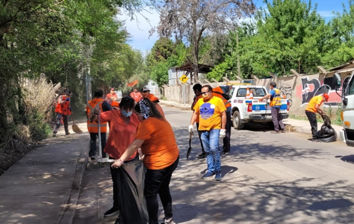 AoLaonline's tweet photo. Funcionarios municipales de San Esteban celebraron su día limpiando distintos sectores de la comuna https://t.co/ZjEDyOblHP a través de @AoLaonline https://t.co/WG1Zc5Ebpv