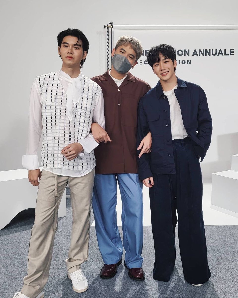 theoneyin's tweet photo. ผู้หลักผู้ใหญ่ พยานรักของ #หยิ่นวอร์ 😁
cr. IG djoung
#LINEFASHIONANNUALExYinWar
#yinyin_anw #warwanarat #หยิ่นวอร์ https://t.co/uQwoiSKm7g