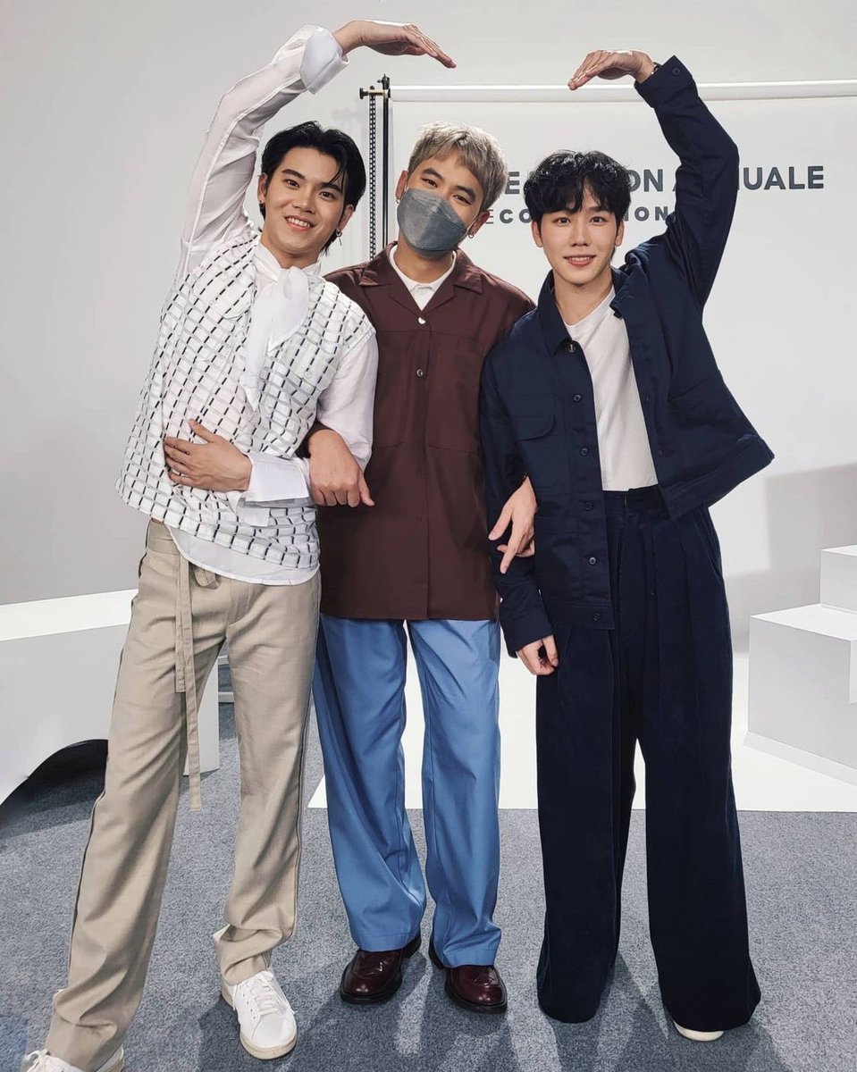 theoneyin's tweet photo. ผู้หลักผู้ใหญ่ พยานรักของ #หยิ่นวอร์ 😁
cr. IG djoung
#LINEFASHIONANNUALExYinWar
#yinyin_anw #warwanarat #หยิ่นวอร์ https://t.co/uQwoiSKm7g