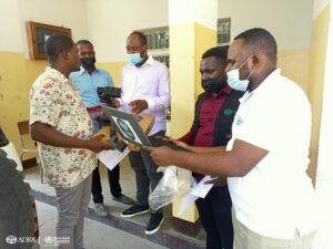 ADRA_DRC's tweet photo. #Kinshasa: ADRA a doté 107 tablettes aux RECOs et Superviseurs dans 8 zones de Santé ainsi que les kits Informatiques et Electroniques à la DPS dans le cadre de son projet de renforcement de suivi des contacts de cas Covid -19.
https://t.co/jTy6ubCHav https://t.co/HAeaL3T6tl
