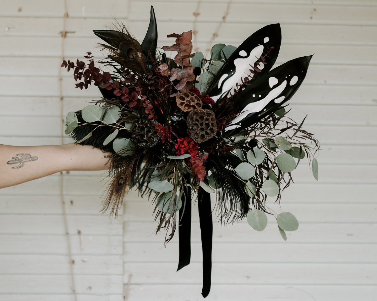 PinaTaylotta's tweet photo. Y’all went crazy for the ostrich feathers in my dried arrangement, but have y’all seen ostrich feathers in ✖️BLACK✖️?

Or even better, painted inkblot leaves? 🖤🖤🖤

PinaTaylotta Petals https://t.co/HsJFuepS5M