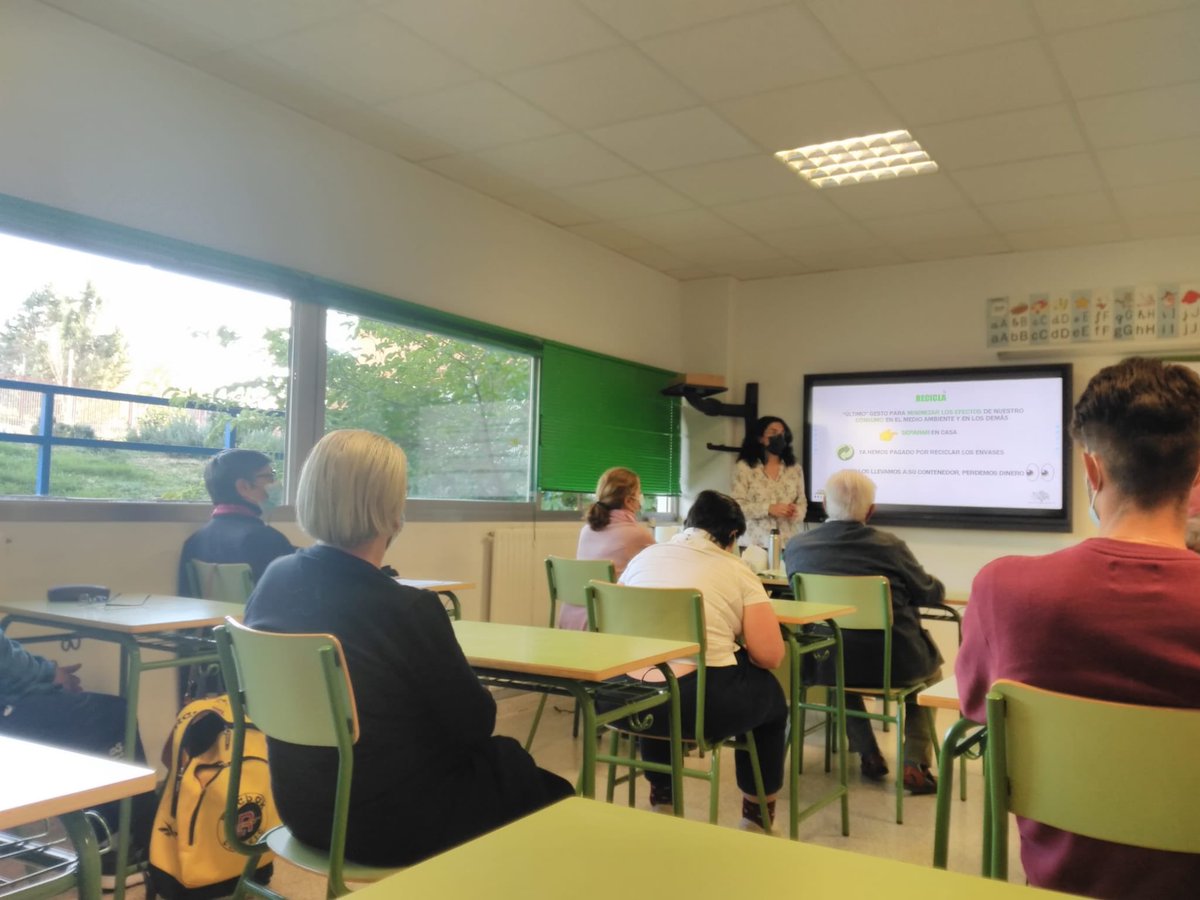 Continuamos con nuestro periplo informativo a nivel regional y local. 🚙🗣
Ayer estuvimos en el Edificio Mercado de #Cuenca y el Centro de Educación de Adultos del polígono de #toledo. Muchas gracias a todos los asistentes por su interés 😁 <a href="/aytocuenca/">Ayuntamiento de Cuenca</a> <a href="/CruzRojaCuenca/">Cruz Roja Cuenca</a>