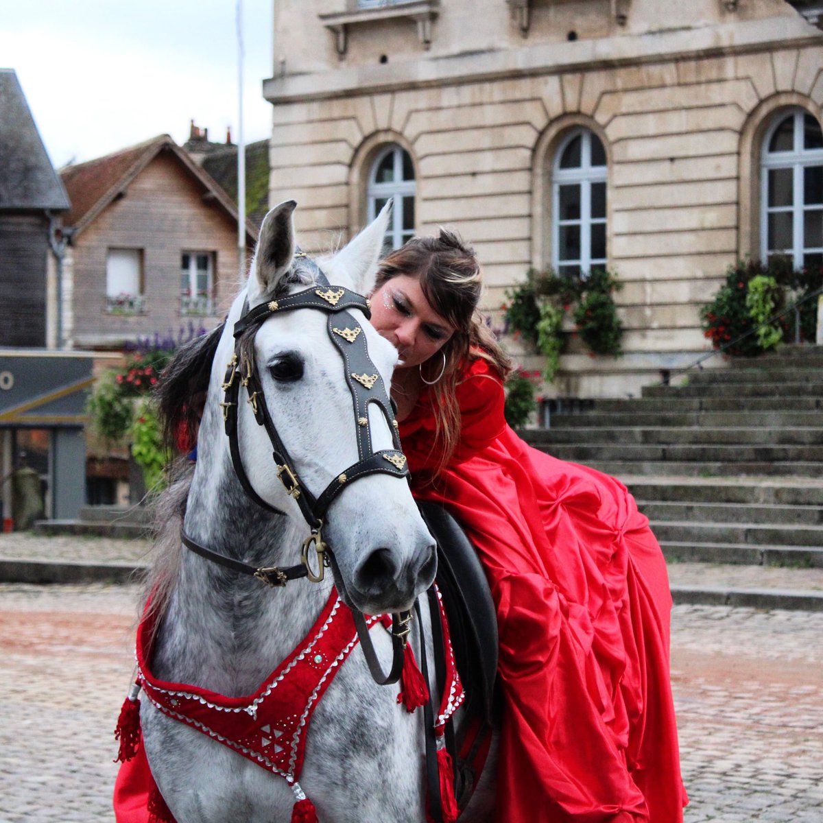 DeauvilleFr's tweet photo. CHEVAL #indeauville🐴
Le village itinérant des Equidays s'arrête à Deauville pour sa sixième et dernière étape !
A 17h30, la ville laisse passer la Grande Parade, pour offrir un spectacle équestre.
https://t.co/zHgH2Lu9sv
#cheval #parade #equidayscalvados #equidays #horses https://t.co/5hA6fvAVTj