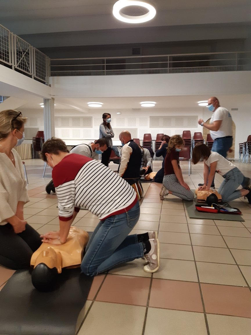 GroupamaFd08's tweet photo. La #CaisseLocale @GroupamaNordEst de #Flize #Omont offre cet après midi une formation #GestesQuiSauvent aux habitants Salle de la Vence a @PoixTerron #prevention #mutualisme https://t.co/ASF9j1EPUe