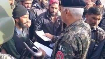 RajaMusaddiq1's tweet photo. تین ایکڑ کے منہ والا ڈبو سہی کہتا ہے،یہ ہے جنرل مکیش سنگھ ارجن،کانپور میں ہزار ہزار روپیہ بانٹتے ہوۓ۔🖐
@MaryamNSharif 
@Marriyum_A 
@DrMusadikMalik 
@RealM_Zubair 
@Atifrauf79 
@KhurramBhatti01 
@farooq_pm 
@RajaAbd45809477 
@ZeeshanGhaffa88 https://t.co/JbuoPVtY3h
