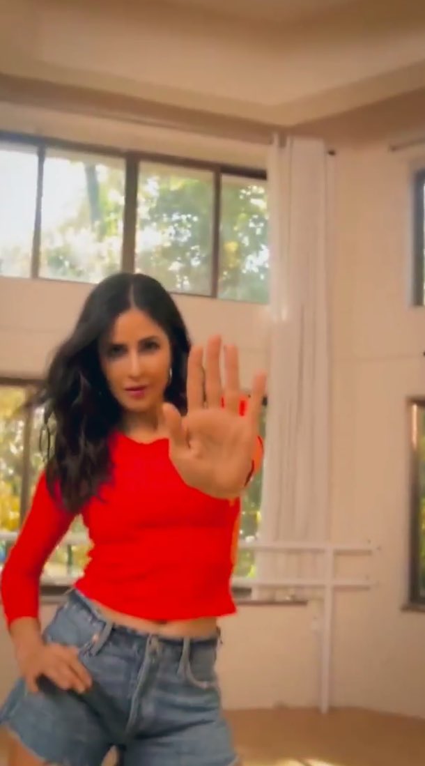 itskaytobeyou's tweet photo. OMG! Katrina listened to me, finally! ❤️💃🏻 She's on youtube now! 🥳🥳 #KatrinaKaif #Sooryavanshi https://t.co/JInCm5TujD https://t.co/ZogLkiCBkC