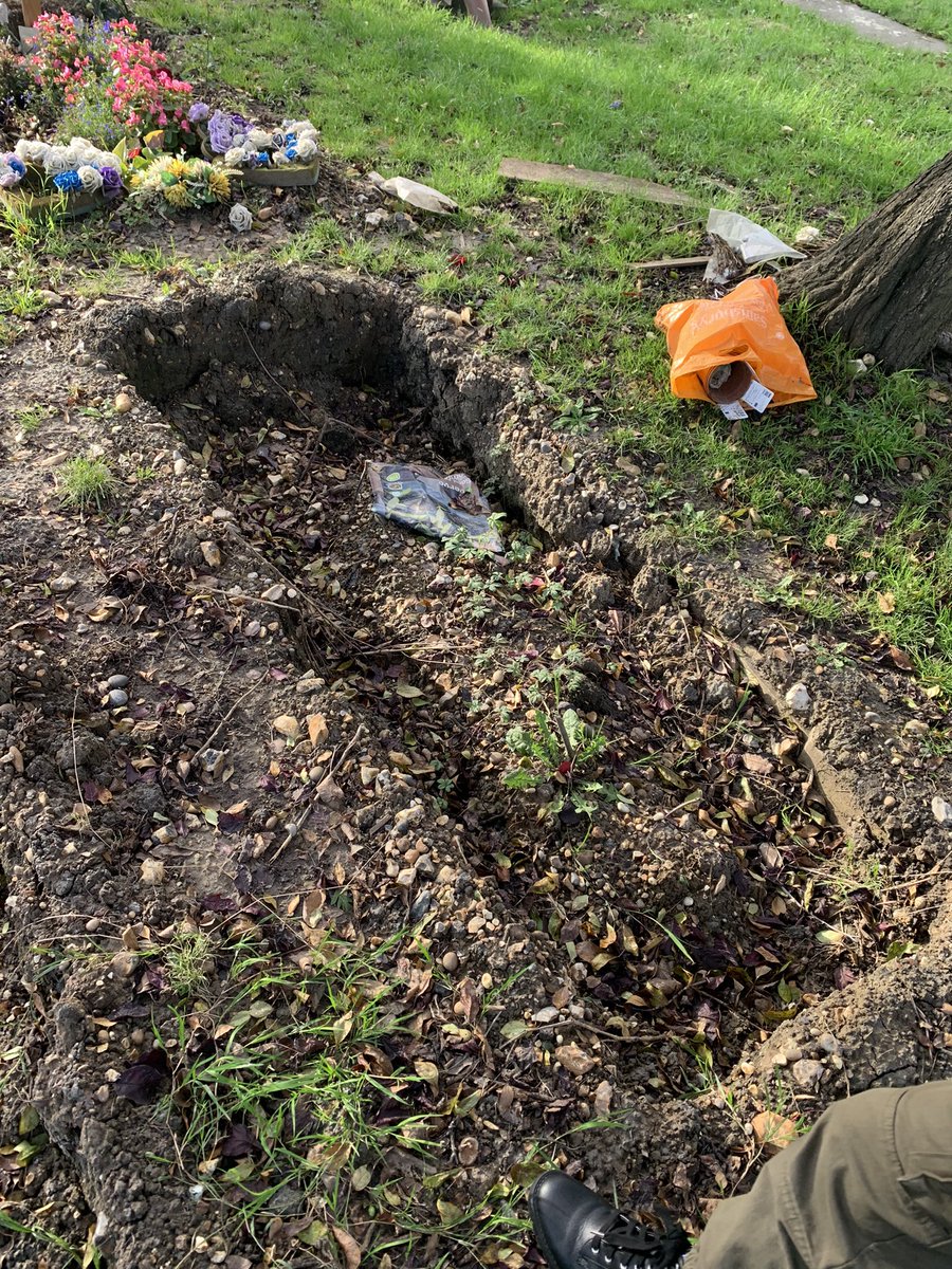 vicksdavid's tweet photo. @lambeth_council tweet 2 of 2: when there’s a chance at some point that their coffins will be on show. Sort it out. It’s not a nice place to visit and it should be https://t.co/9IsLX9MGnS
