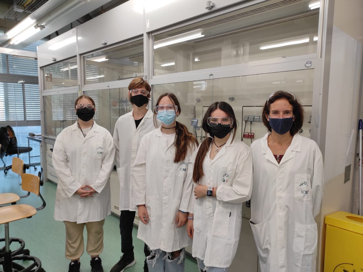RetoExperimenta's tweet photo. Avui el darrer dels 3 equips guanyadors dels #PremisExperimenta es va posar la bata a l’ @ICIQchem  per descobrir, fent experiments, la causa de la mort d’un crim.
Són alumnes de l' @insrdt  guardonats amb el #PremiDUPONTExperimenta del #RepteExperimenta. 
Han xalat molt! 👩‍🔬🧑‍🔬 https://t.co/dXAXiQCF0O