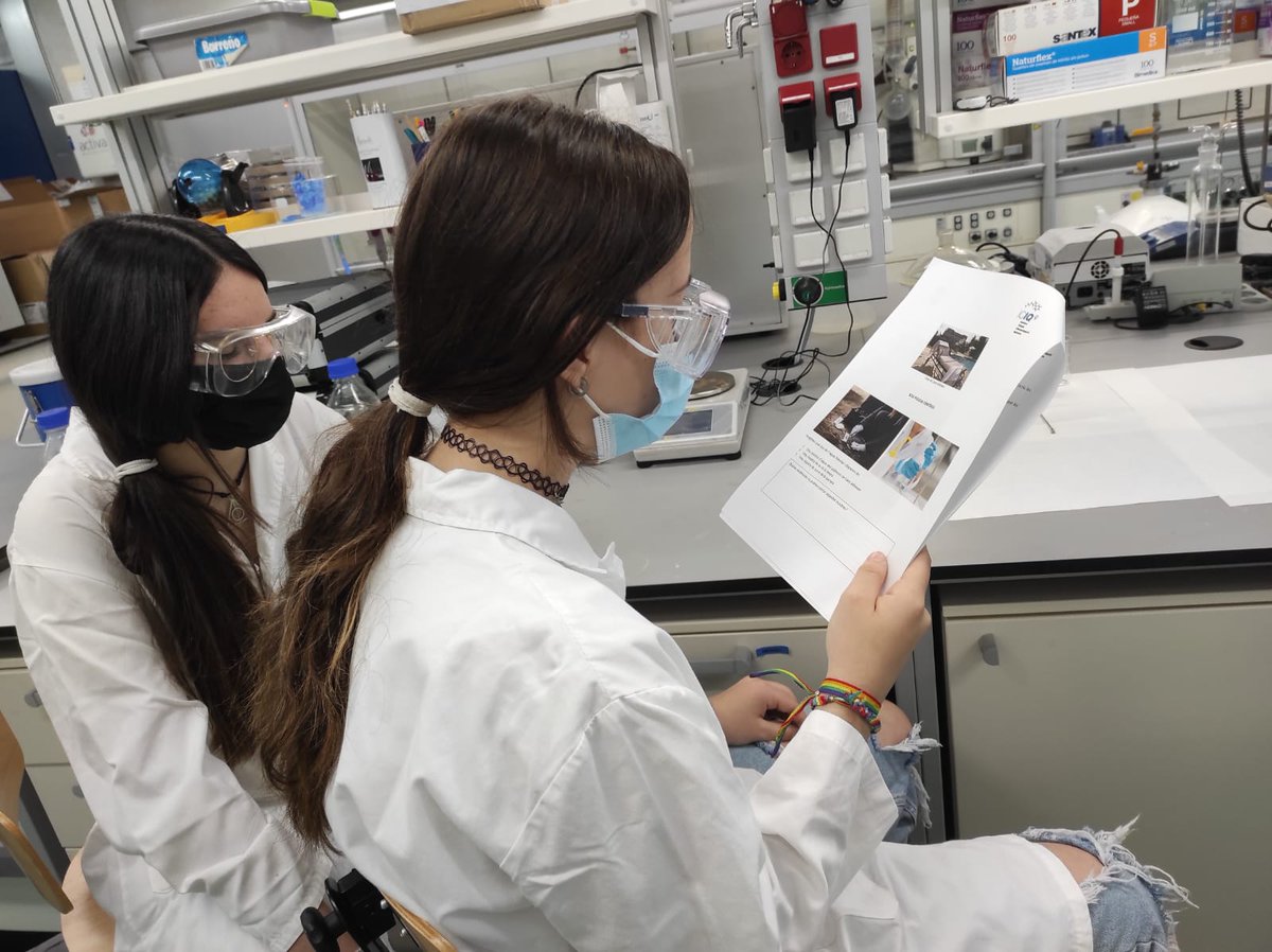 RetoExperimenta's tweet photo. Avui el darrer dels 3 equips guanyadors dels #PremisExperimenta es va posar la bata a l’ @ICIQchem  per descobrir, fent experiments, la causa de la mort d’un crim.
Són alumnes de l' @insrdt  guardonats amb el #PremiDUPONTExperimenta del #RepteExperimenta. 
Han xalat molt! 👩‍🔬🧑‍🔬 https://t.co/dXAXiQCF0O