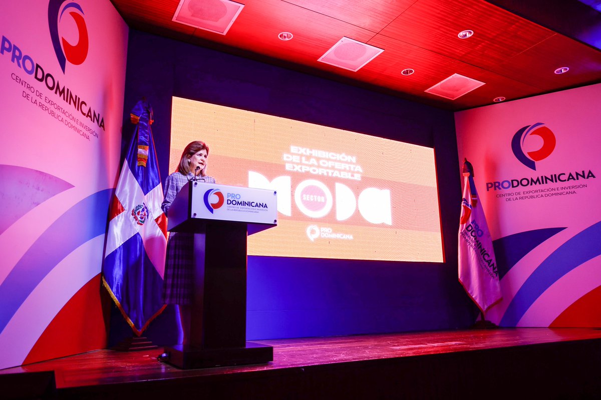 RaquelPenaVice's tweet photo. Complacida con los resultados del «1.º estudio de la industria de la moda en RD», presentado por @prodominicana. Esta investigación visibiliza las oportunidades y desafíos en el desarrollo de este sector. ¡Gracias a todos los que integran esta cadena de valor!

#HechoenRD #ModaRD https://t.co/dhXVXiiOky