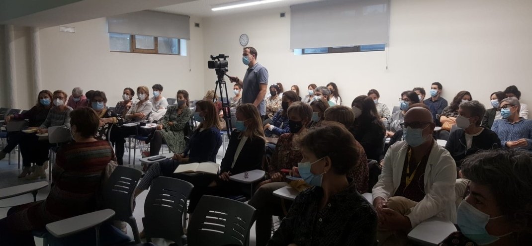 Infermeres_ACDI's tweet photo. Després de molt temps sense veure'ns presencialment, tornem a trobar-nos i amb èxit de participació a la primera càpsula de coneixement sobre "Com crear equips innovadors" amb @margaesteve @artigaslage i Raquel Egea #SomACDI #Infermeres https://t.co/jk6sg4vbeI