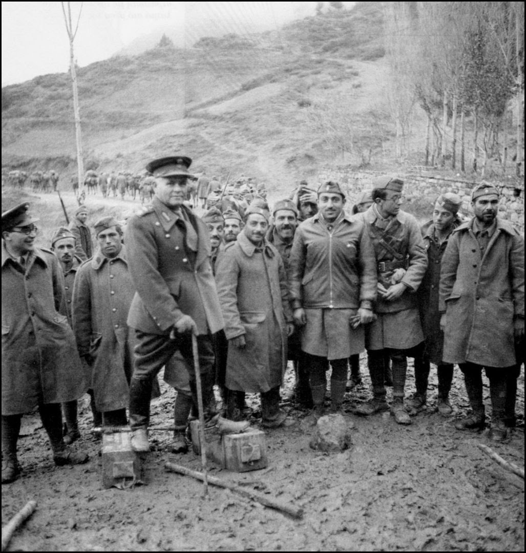 General Kosmas, commander of the 'K Division Group', which occupied Mount Ivan-Morava (November, 40), is posing with his soldiers near Bobostitsa pass. The #GreekArmy had it all: the poor and the rich, the literate, the farmers & the workers, young & old men 🤝 #Greece #WWII