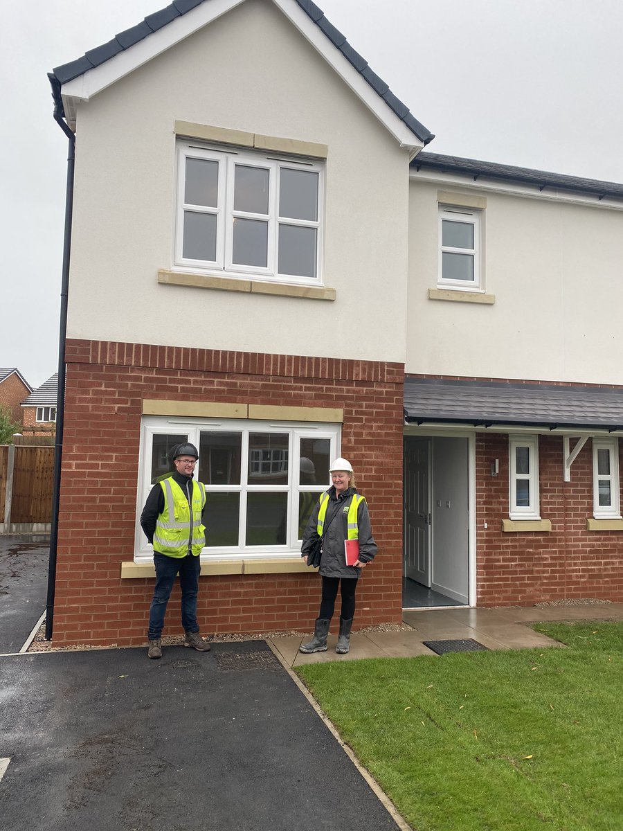 AnnetteW_Muir's tweet photo. Phased handovers going well at our fabulous new build scheme at Cropper Road - delighted to have taken handover of more fantastic family homes - shame about the weather but our properties look great 😊 @MuirFury @MuirGroupHA @SamS_Muir https://t.co/qGdMkudbng