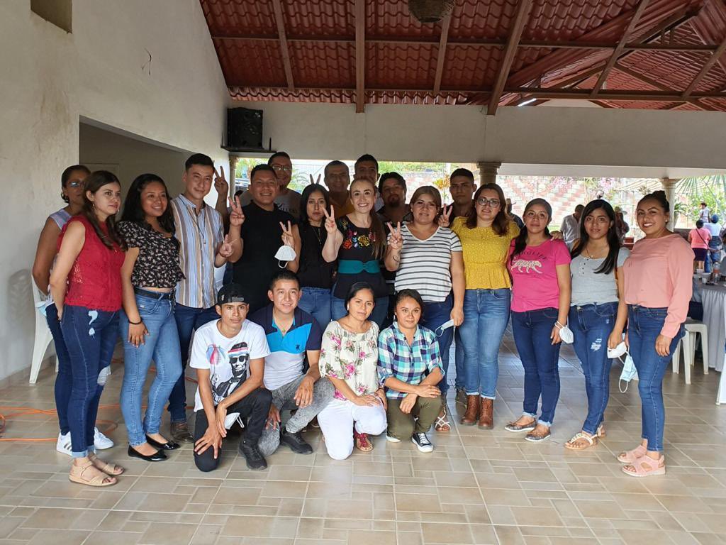 noralagunes's tweet photo. Recorrer el Distrito de Huatusco es reencontrarme con muchas amigas y amigos de diferentes municipios de la región de Las Altas Montañas,con quienes siempre es un gusto saludar,platicar e intercambiar ideas. 

Que tengan un excelente miércoles, les envío un abrazo🤗#DistritoXVIII https://t.co/OezsH48PAa
