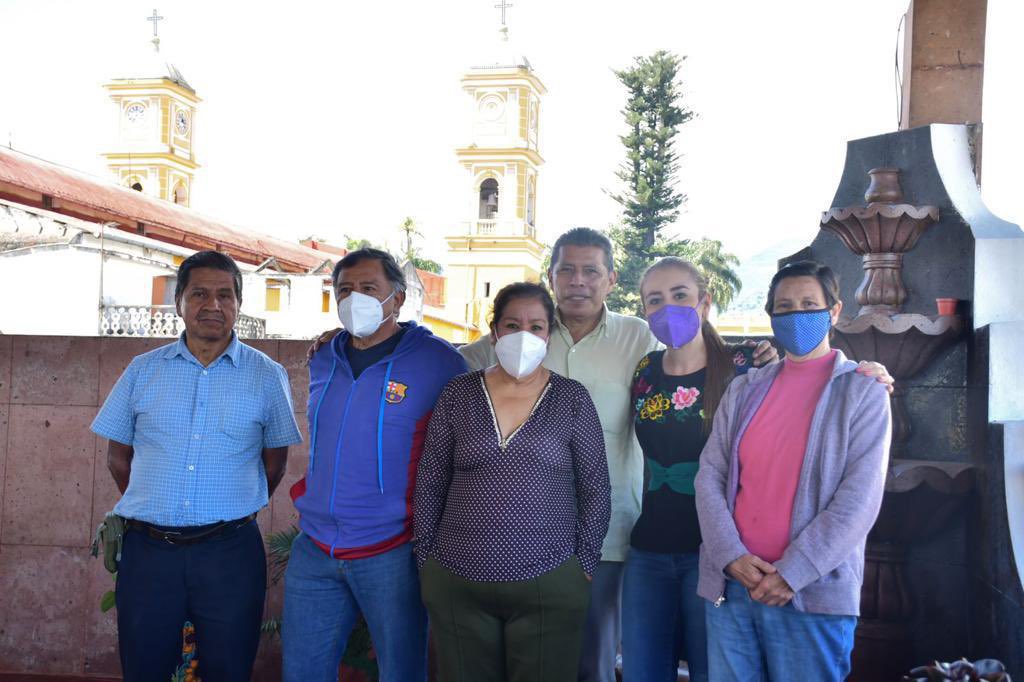 noralagunes's tweet photo. Recorrer el Distrito de Huatusco es reencontrarme con muchas amigas y amigos de diferentes municipios de la región de Las Altas Montañas,con quienes siempre es un gusto saludar,platicar e intercambiar ideas. 

Que tengan un excelente miércoles, les envío un abrazo🤗#DistritoXVIII https://t.co/OezsH48PAa