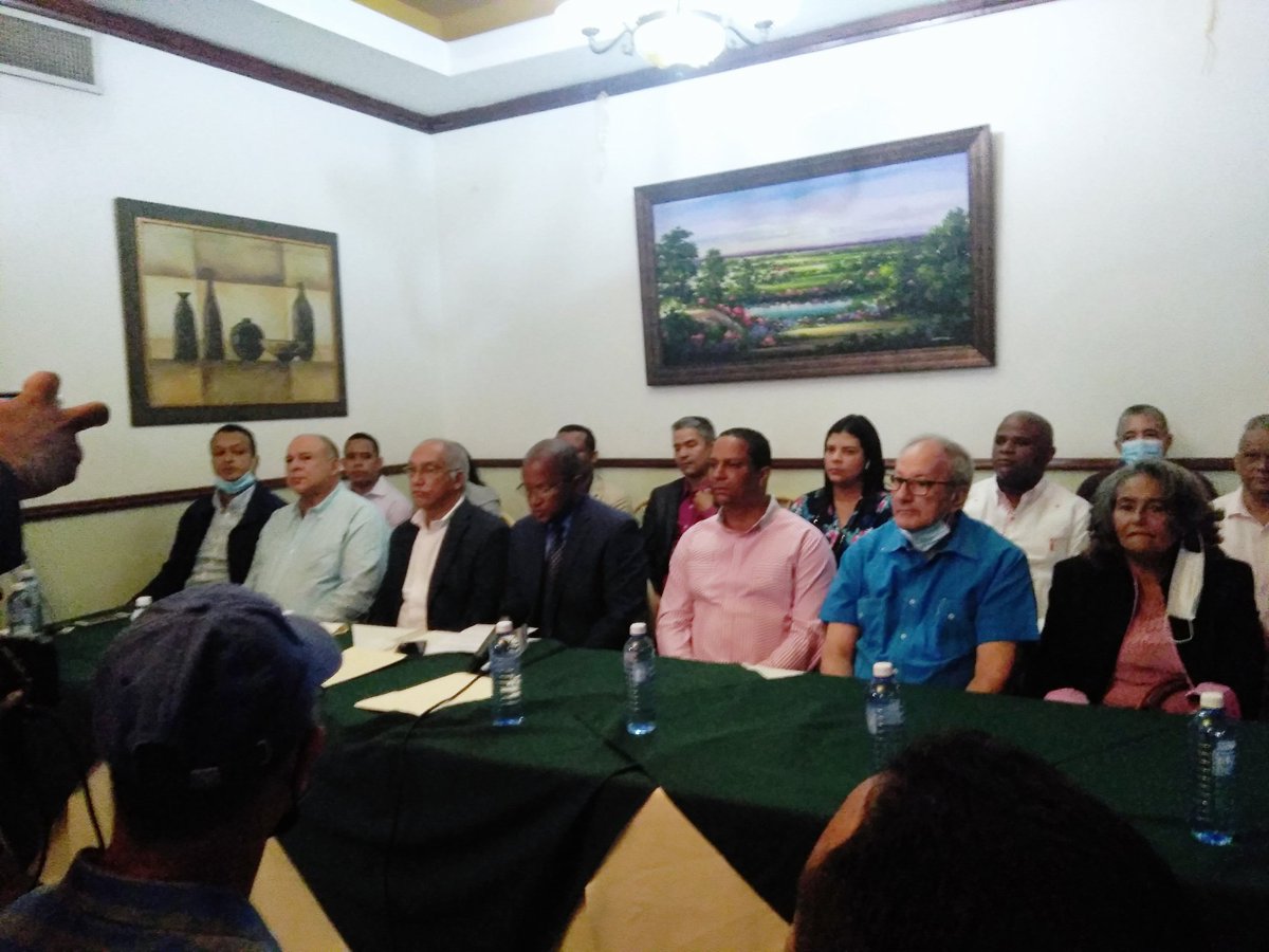 umids123's tweet photo. Este Domingo 31 a las 10:30AM. #ClubSameji #SantiagoEsPLD, a esperar al mejor presidente que pasó por nuestro #País @DaniloMedina y a nuestro insuperable @cmariottijr , para juramentar los nuevos miembros del #PLD.
#SantiagoEsPLD https://t.co/WMSV3di7Oh