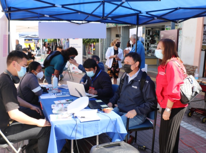 Un llamado a informarse  correctamente de las políticas públicas y programas que está impulsando el <a href="/GobiernodeChile/">Gobierno de Chile</a>  en materia de empleo <a href="/galeb_bou/">nelly galeb bou</a> <a href="/DPPHuasco/">Delegación Presidencial Provincial de Huasco</a> y <a href="/LuisMAtacama/">Luis P. Morales Vergara</a> <a href="/MDSAtacama/">Seremi Desarrollo Social y Familia Atacama</a> en Feria Laboral <a href="/SenceChile/">Servicio Nacional de Capacitación y Empleo, Sence.</a> dpphuasco.gob.cl/2021/10/27/fer…